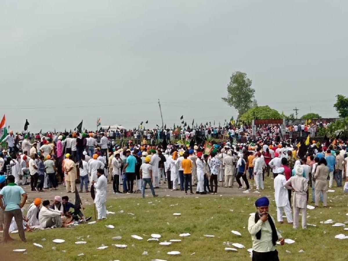 लखीमपुर खीरी में बवाल! दो किसानों के घायल होने के बाद गाड़ियों में लगाई गई आग, विपक्ष का सरकार पर हमला