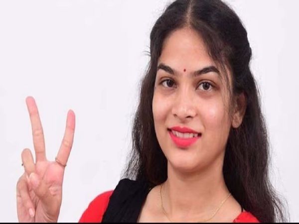 Ujjain 21 year old Lakshika Dagar won panchayat election became youngest sarpanch