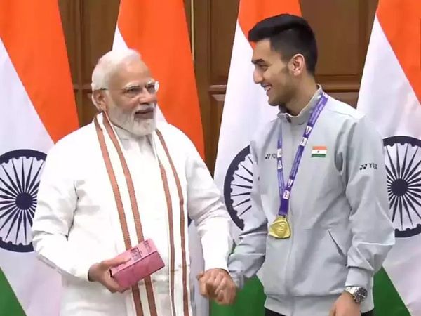 PM Modi Interacted with Thomas Cup and Uber Cup's badminton champions, Lakshya Sen brought Bal Mithai