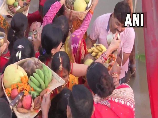 last day of Chhath puja festival, Devotees break their 36-hours long fast by offering Arghya to the rising sun