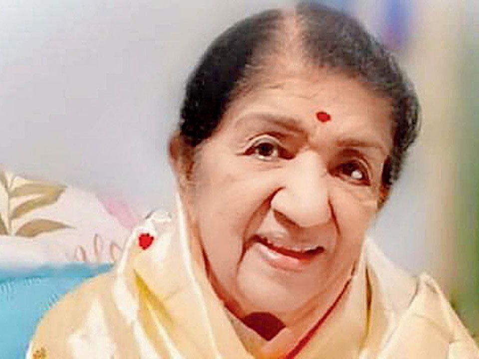 कोरोना की जंग में आगे आईं Lata Mangeshkar, मुख्यमंत्री रिलीफ फंड में दान की इतनी रकम