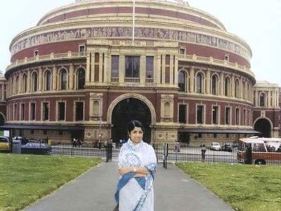 लंदन के रॉयल अल्बर्ट हॉल में प्रस्तुति देने वाली पहली भारतीय कलाकार थीं लता मंगेशकर, दिलीप कुमार ने यूं कराया था परिचय लंदन के रॉयल अल्बर्ट हॉल में प्रस्तुति देने वाली पहली भारतीय कलाकार थीं लता मंगेशकर, दिलीप कुमार ने यूं कराया था परिचय