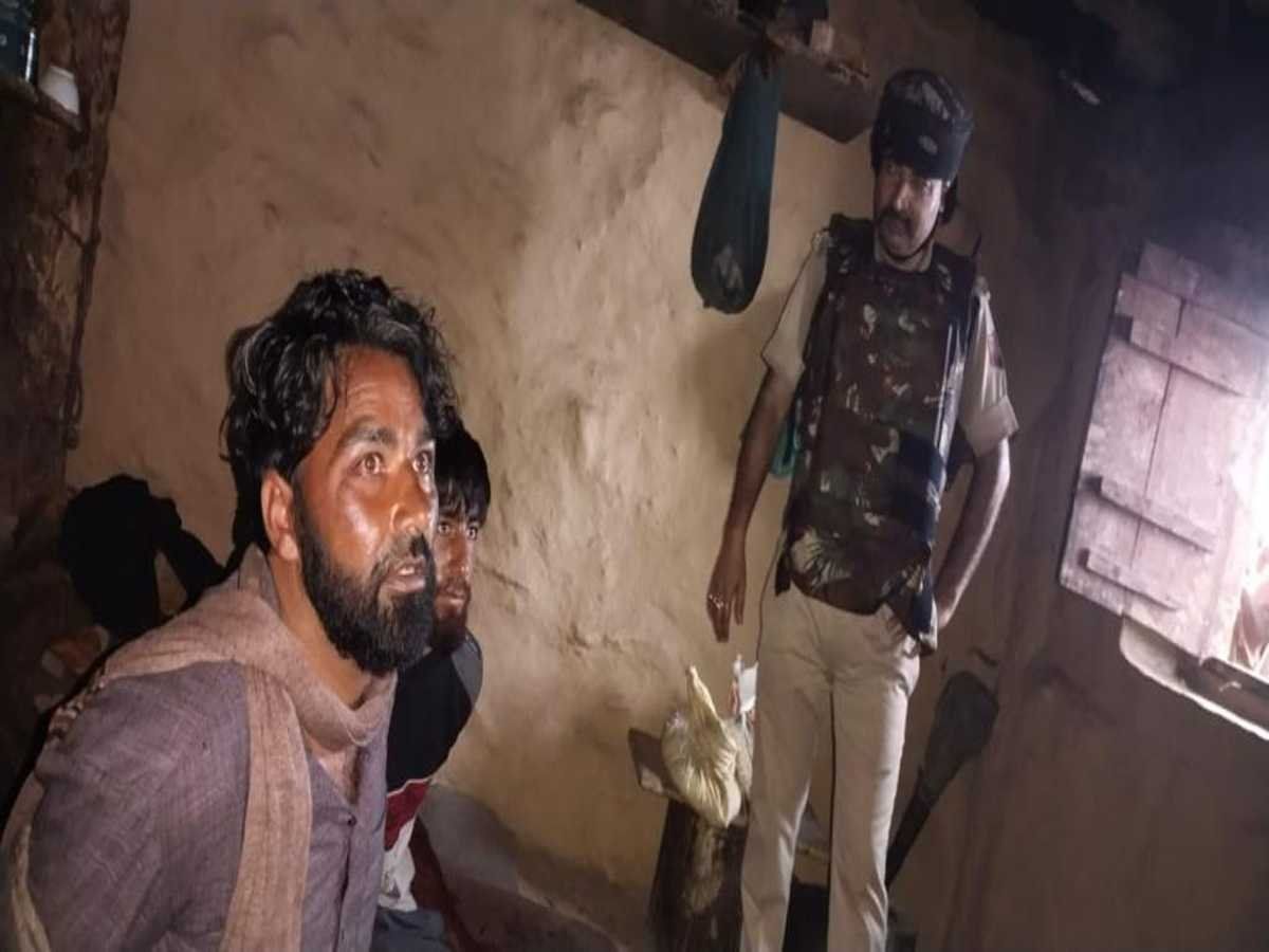 Jammu Kashmir: जम्मू में ग्रामीणों ने लश्कर के दो मोस्ट वांटेड आतंकियों को पकड़ा, भारी मात्रा में हथियार बरामद