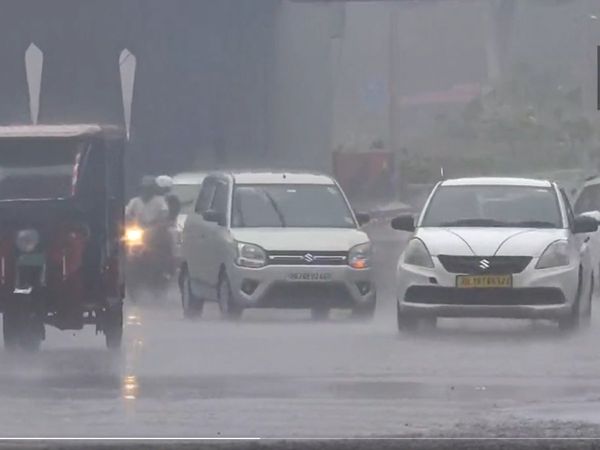 Heavy rain in some parts of Delhi, drop in temperature, people get relief from heat
