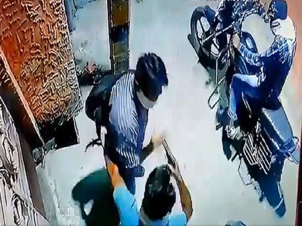VIDEO: miscreants looted the scooty rider on the the gun point at front of the his house