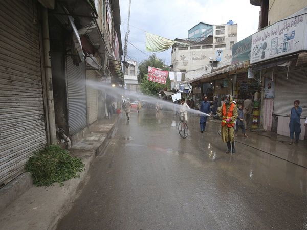 Viral Video of Pakistan Father of 26 children shows pain due to lockdown