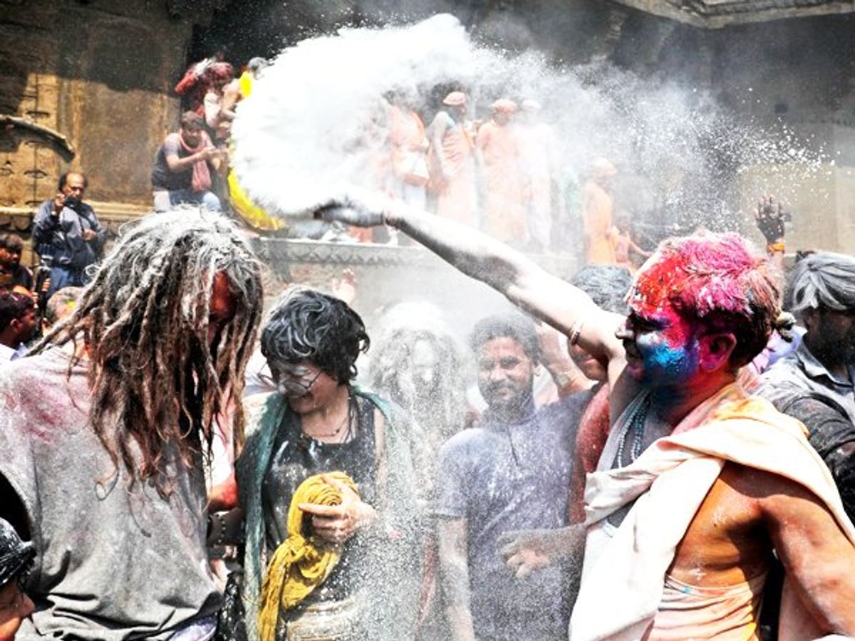 HOLI-2020: काशी में महाश्‍मशान मणिकर्णिका घाट चिता भस्‍म की होली, खास होता  है ये नजारा । People at Varanasi Manikarnika Ghat played holi with pyre ash  to celebrate it See Video