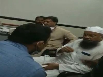 AIMIM MLA Mufti Mohammad Ismail abused a doctor at Malegaon General Hospital in Nashik AIMIM MLA Mufti Mohammad Ismail abused a doctor at Malegaon General Hospital in Nashik