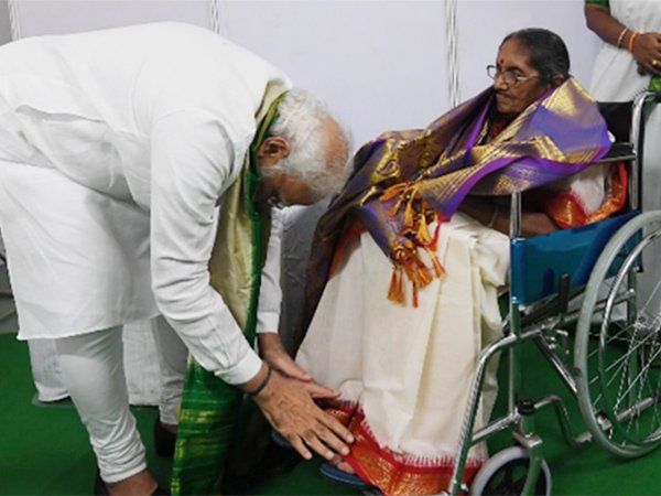 प्रधानमंत्री नरेंद्र मोदी ने छुए स्वतंत्रता संग्राम सेनानी पसाला कृष्णमूर्ति की बेटी के पैर