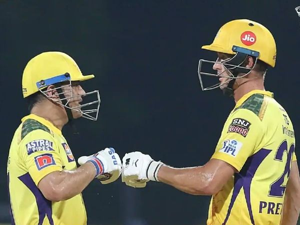 MS Dhoni and Dwaine Pretorius