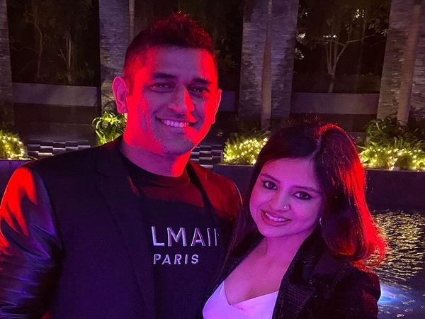 MS Dhoni with wife Sakshi 