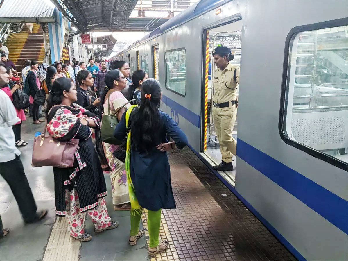 Mumbai Local: मुंबईकरों को बड़ी राहत, लेडीज अब कर सकेंगी मुंबई लोकल ट्रेनों में यात्रा, ये हैं टाइमिंग्स