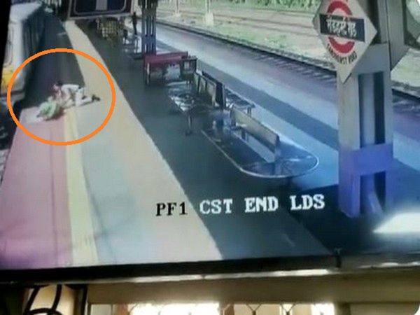 Mumbai RPF constable saves woman after she loses balance while boarding moving train