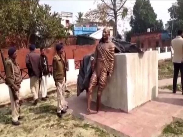  Mahatama Gandhi's statue vandalised by miscreants in Motihari