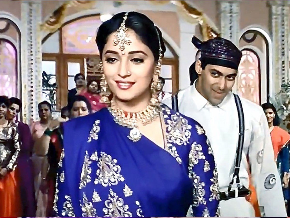 Hum Aapke Hain Koun do you know the cost of Madhuri dixit purple saree, 'हम  आपके हैं कौन' में माधुरी दीक्षित ने पहनी थी इतनी महंगी साड़ी, कीमत आपके होश  उड़ा देगी |