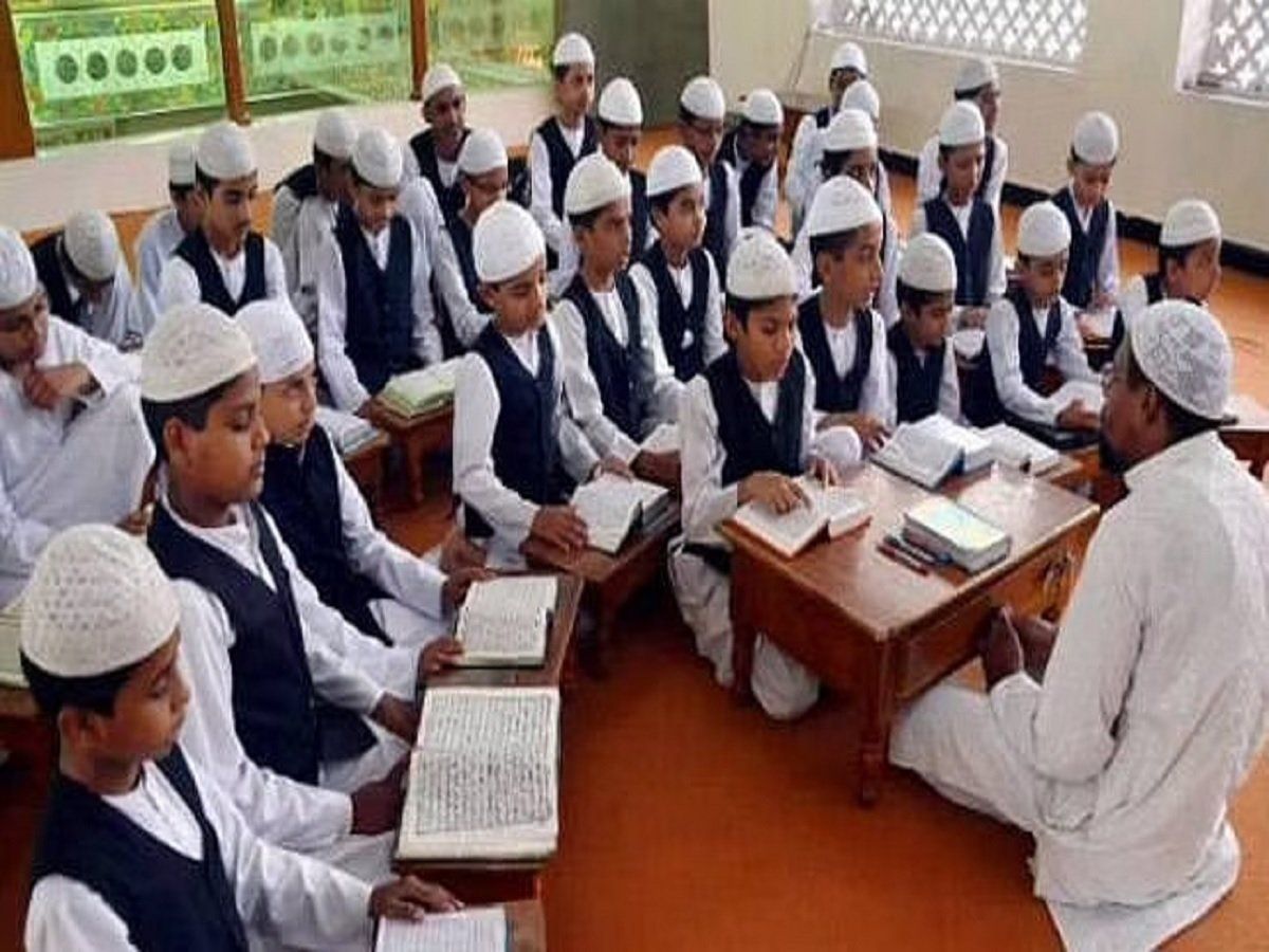 UP में मदरसों के सर्वे को लेकर संग्राम जारी, आज देवबंद में उलेमाओं के सम्मेलन तय होगी आगे की रणनीति