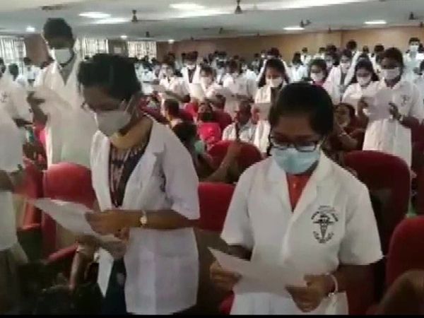 Medical students took Maharishi Charak Shapath in lieu of Hippocratic oath, Tamil Nadu government transferred the dean