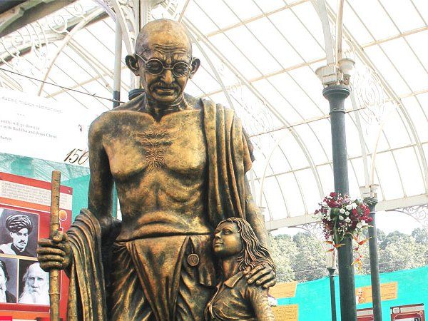 Mahatma Gandhi: न्यूयॉर्क में महात्मा गांधी की प्रतिमा के साथ की गई तोड़फोड़, लोगों में भारी आक्रोश