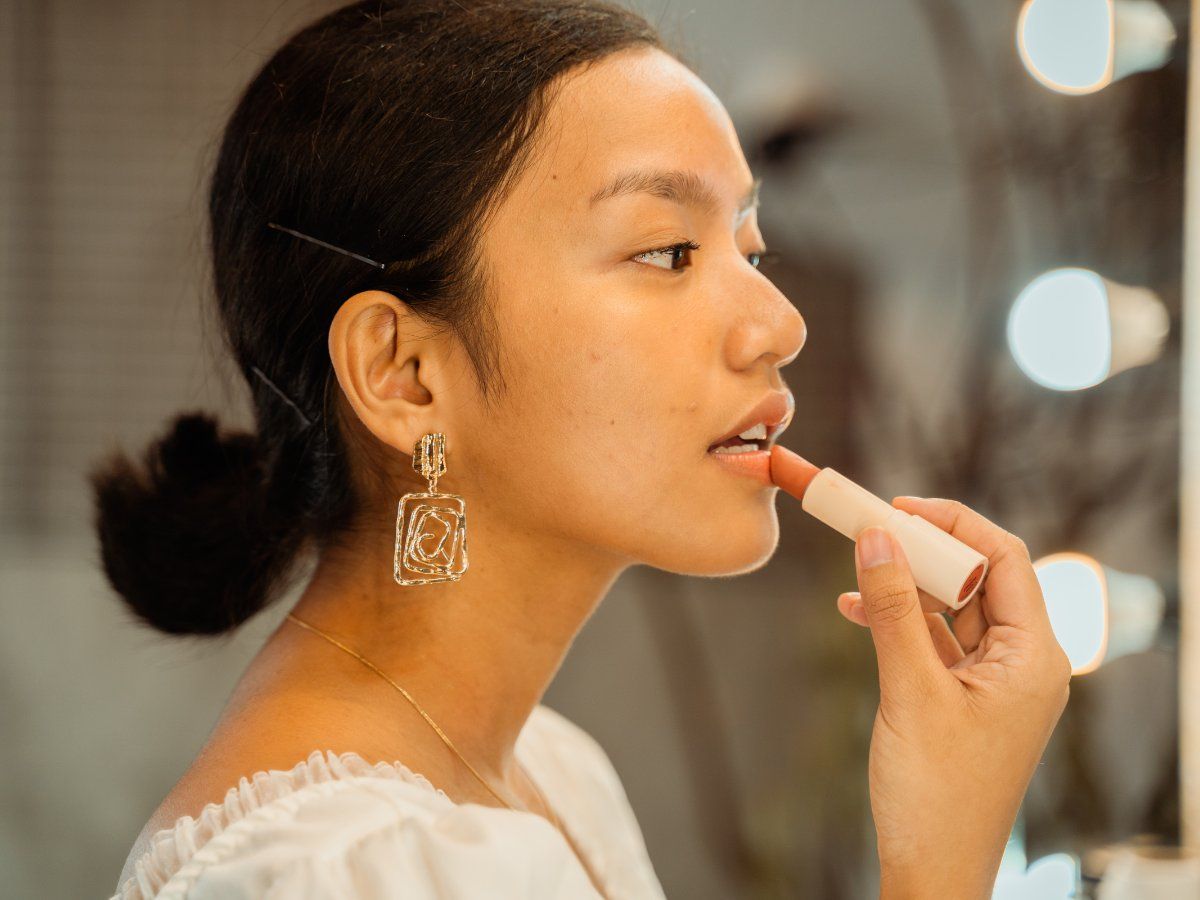 Makeup Tips: त्योहारों पर अच्छे से तैयार होने के लिए लगा सकती हैं ये लिपस्टिक शेड, मिलेगा परफेक्ट लुक