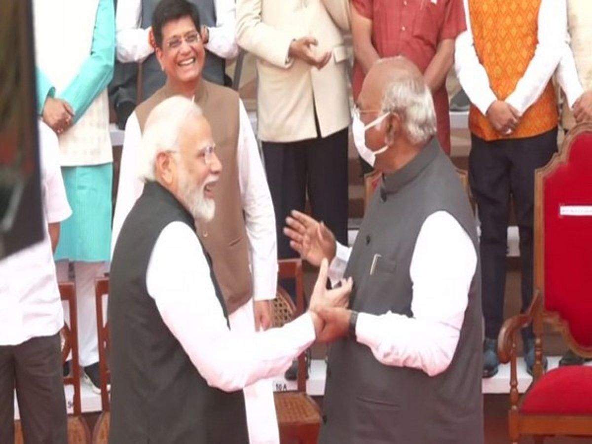 ये तस्वीर क्या कहती है? पीएम मोदी के साथ हंसी-मजाक करते दिखे कांग्रेस नेता मल्लिकार्जुन खड़गे