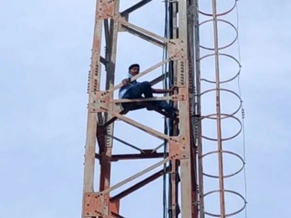 Man climbed the tower for air