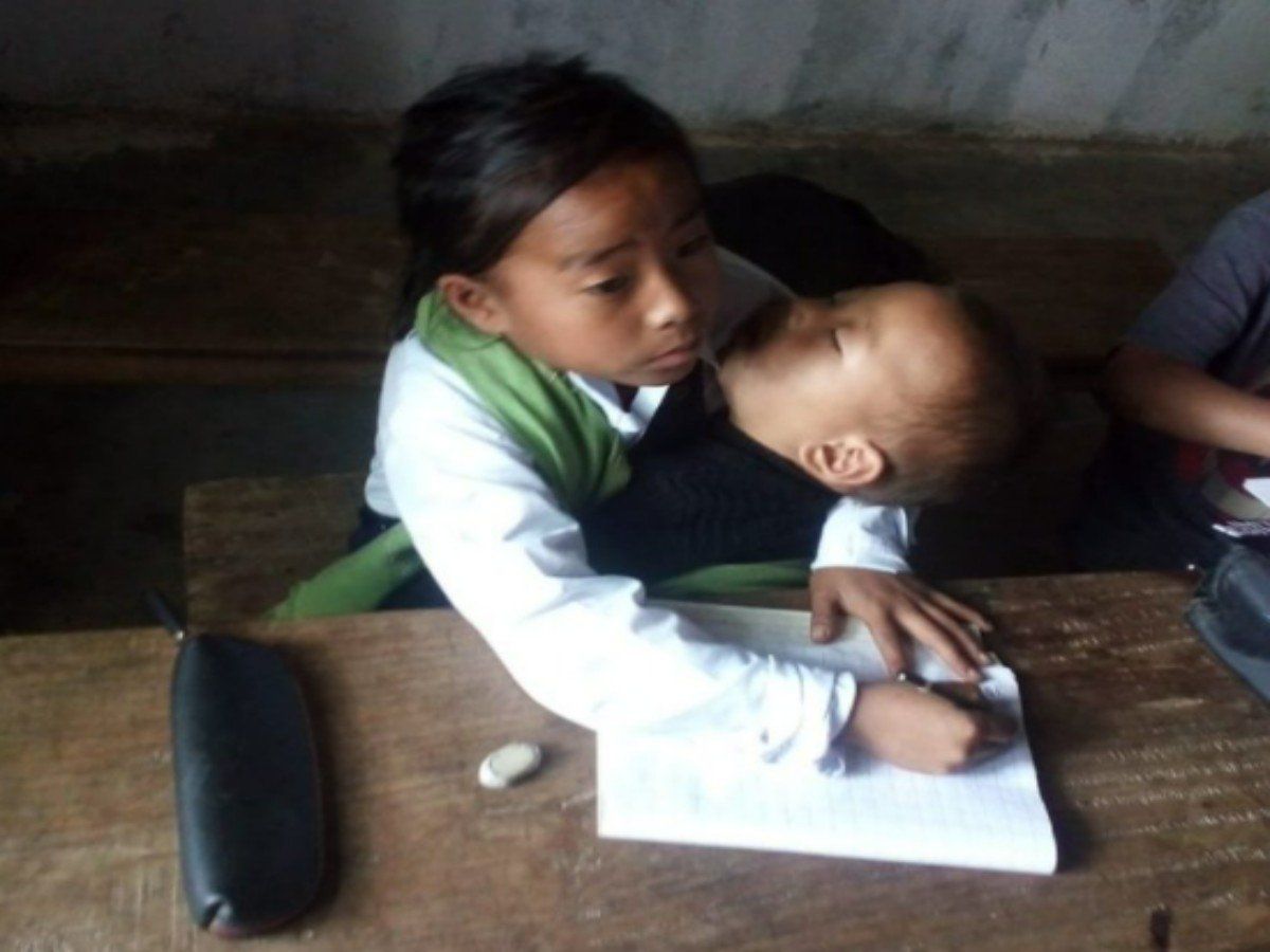 Viral Pic: इसे कहते हैं जज्बा, 10 साल की बच्ची अपनी बहन को गोद में लेकर जाती है स्कूल, लोगों की आंखें हुई नम