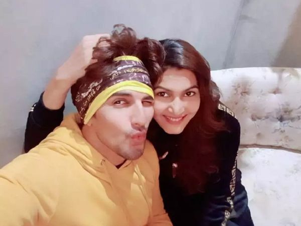 Manish Raisinghan Sangeita Chauhan