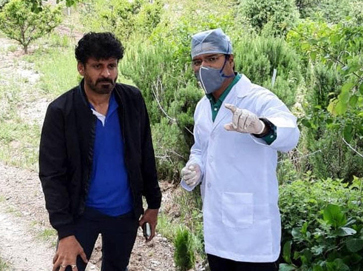 डॉक्टर्स ने मनोज बाजपेयी का किया मेडिकल चेकअप, लॉकडाउन के चलते एक महीने से उत्तराखंड में हैं फंसे