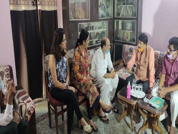 Patna Manoj Tiwari visits Sushant’s residence, pays his condolences