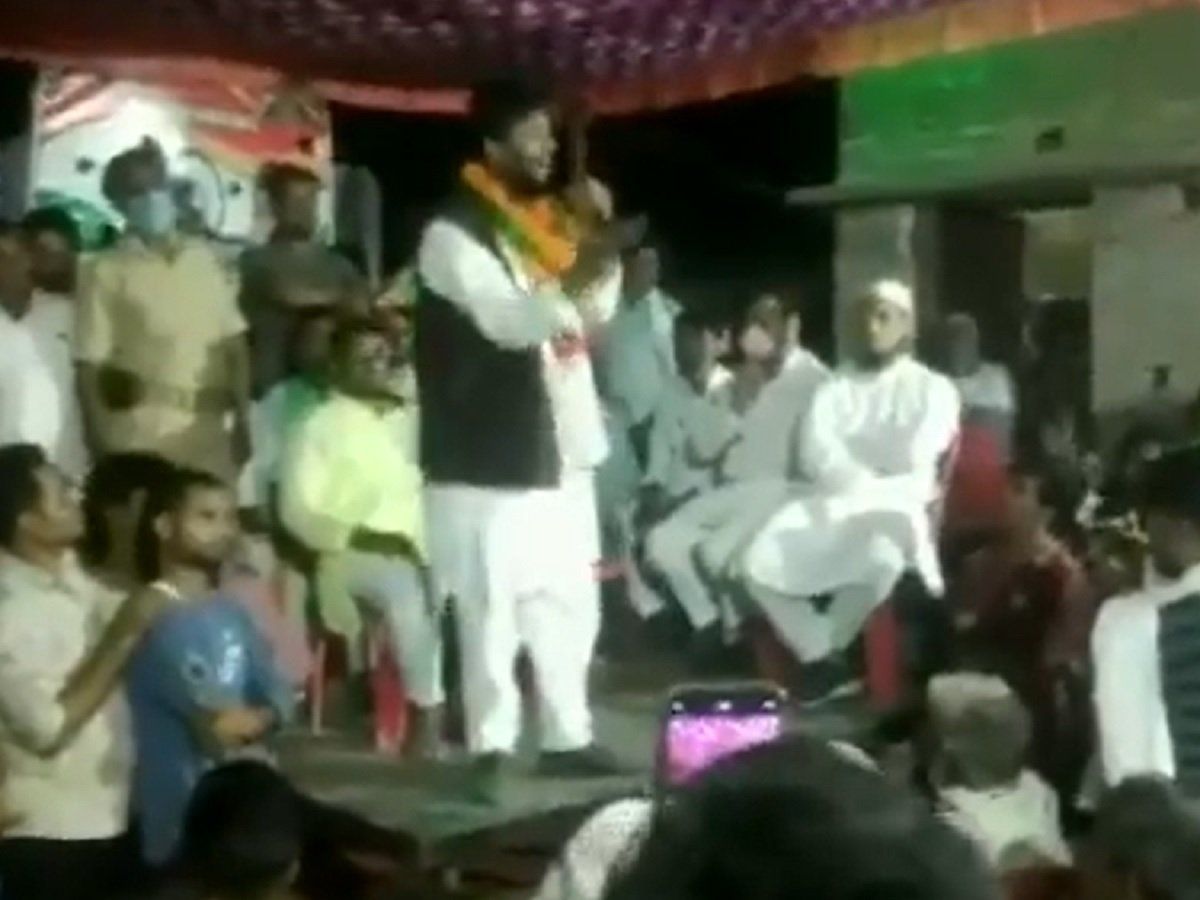 नेता ने बोला- लोग जानते है कब किसको गिराना है, किसको उठाना है और गिर गया मंच, VIDEO