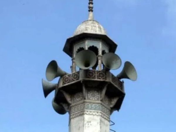 After Shweta, now maulvi saheb forgets to off the mic too! Listen to what happened after that