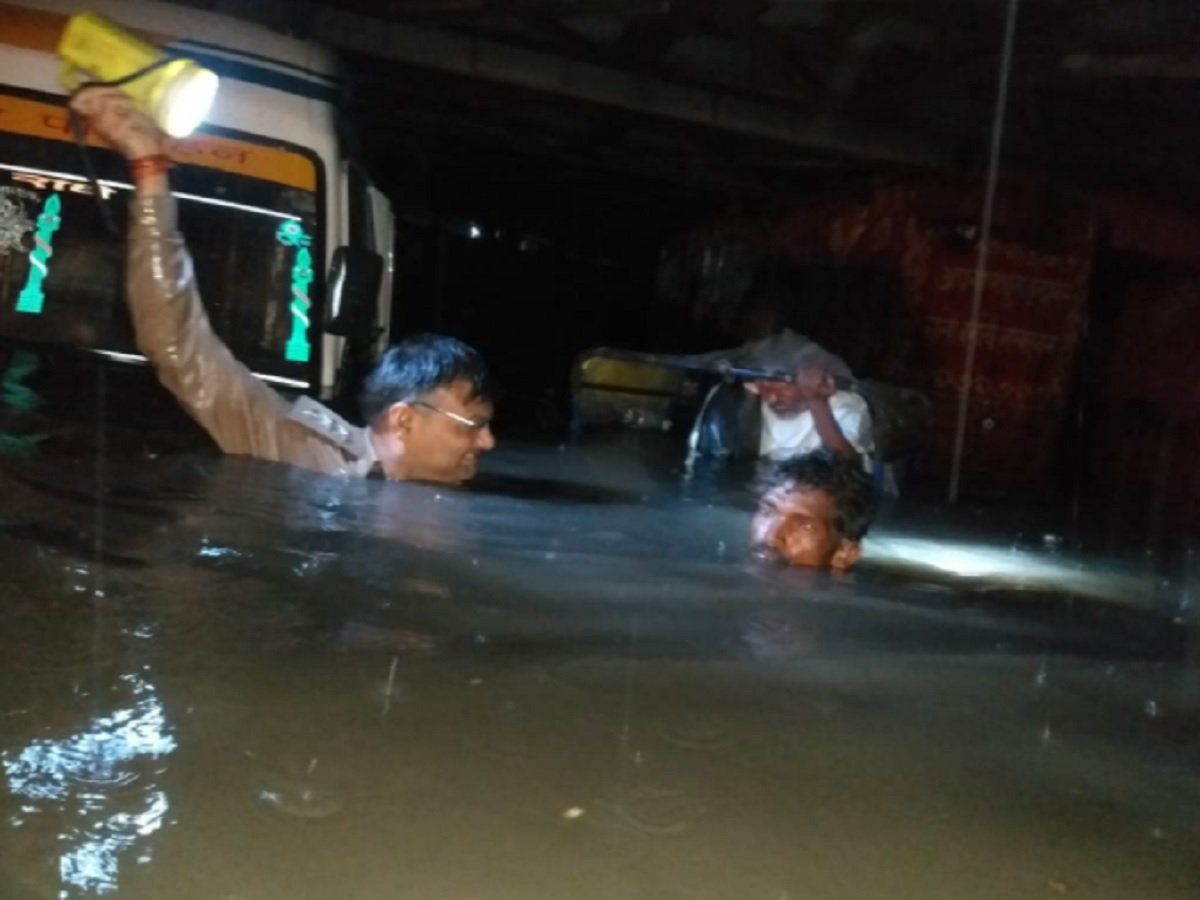 Mathura: पानी में फंसी बस, पुलिसकर्मियों ने इस तरह बचाई लोगों की जान, हो रही तारीफ