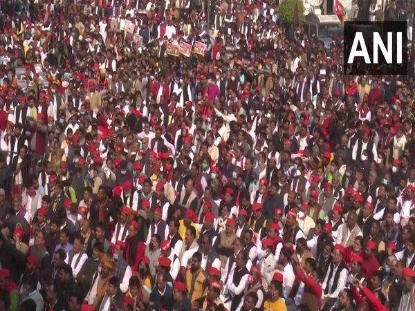 Assembly Election 2022 Covid norms go for a toss at Akhilesh Yadav 'virtual rally' as thousands attend