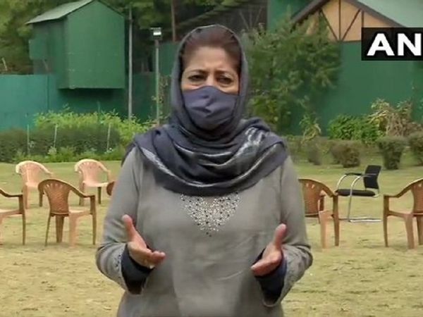 पीडीपी अध्यक्ष महबूबा मुफ्ती ने किया दावा, उसे और उनकी बेटी इल्तिजा को किया गया नजरबंद