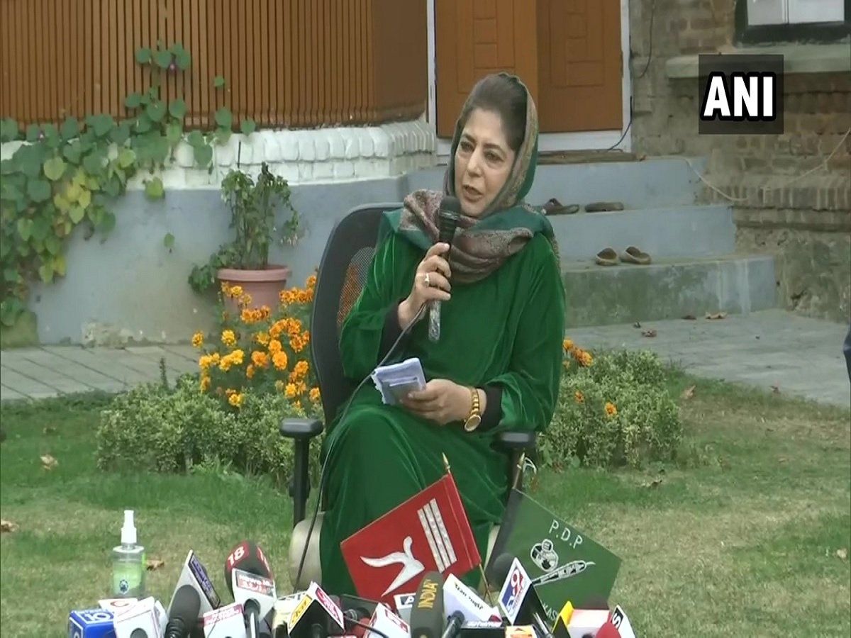 Mehbooba Mufti बोलीं- तिरंगा नहीं उठाएंगे, मोहसीन रजा बोले- बेहतर हैं पाक चली जाएं
