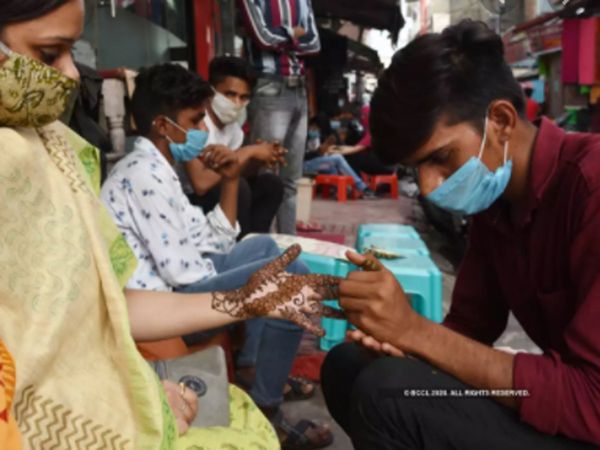 Karwachauth: This time mehndi business was also down, earlier women used to wait, now they are doing it