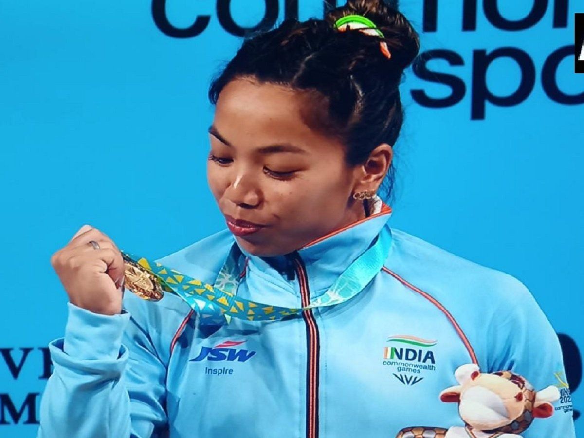 Mirabai Chanu Dedicated Her Gold Medal To Her Family And Coach ...