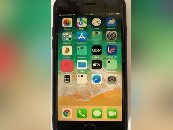 No WhatsApp in the mobile of Nandan Nilekani Phone Screen Goes Viral