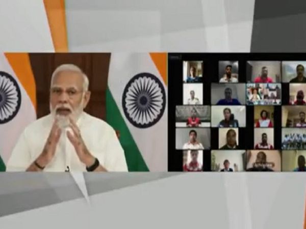 pm narendra modi with CWG athletes