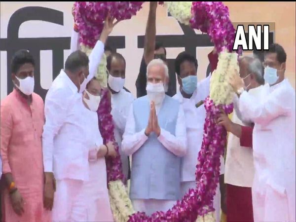PM Narendra Modi receives grand welcome in Delhi airport after return from US
