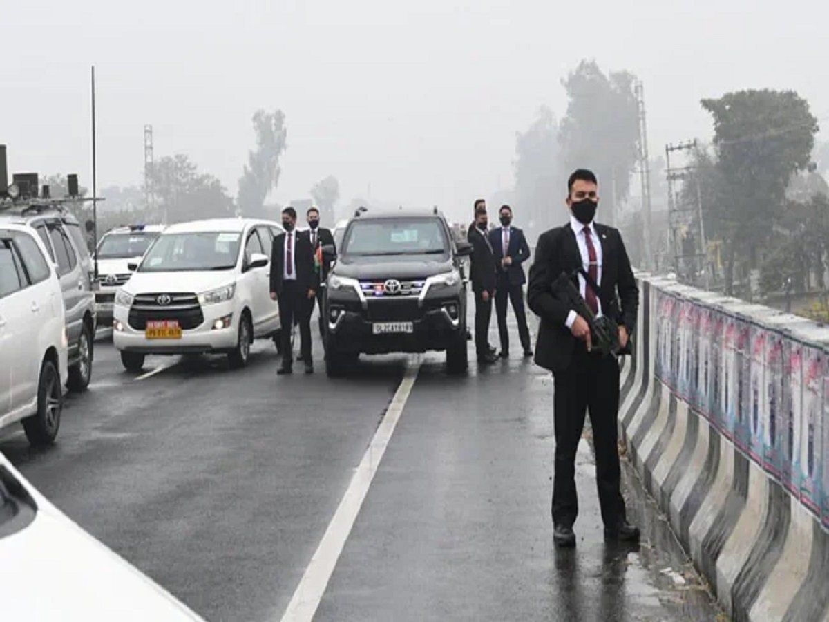 PM Modi की सुरक्षा में हुई चूक पर पूर्व IPS अफसरों ने राष्ट्रपति को पत्र, एक्शन लेने की मांग की