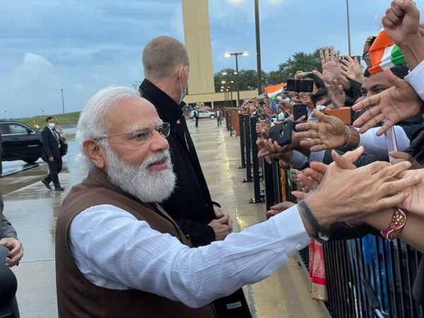 PM Modi US Visit Prime Minister was welcomed by crowd of Indian Americans in Airport to Hotel