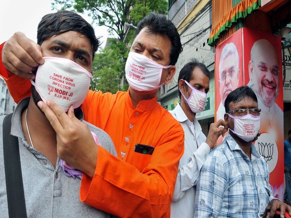 BJP workers distribute masks 