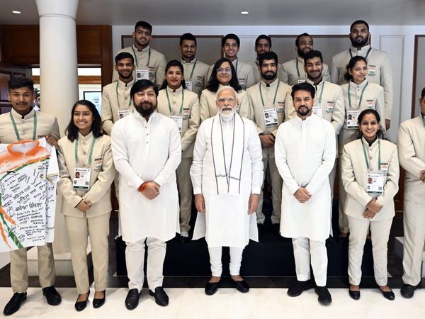 Modi meets Deaflympics  athletes 