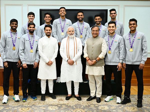 Modi meets Thomas Cup winning team