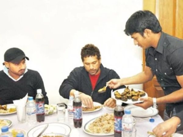 Mohammad Ashraful serving Sachin Tendulkar at his home in Bangladesh