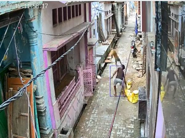 Viral Video Man Fight With Monkey Gang Then What Happens Watch Shocking Video