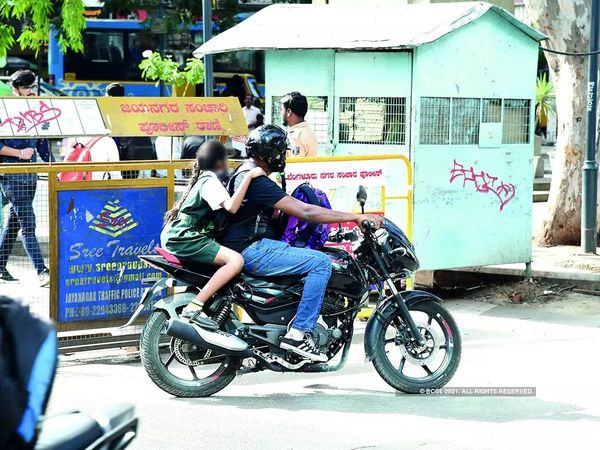 If you sit the child on a motorcycle, then be careful, you may have to pay a fine, know about the motor vehicle acts If you sit the child on a motorcycle, then be careful, you may have to pay a fine, know about the motor vehicle acts