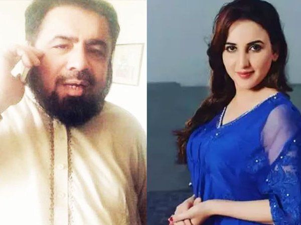 Harim Shah slaps Abdul Kavi, a mufti who has done indecent things with him