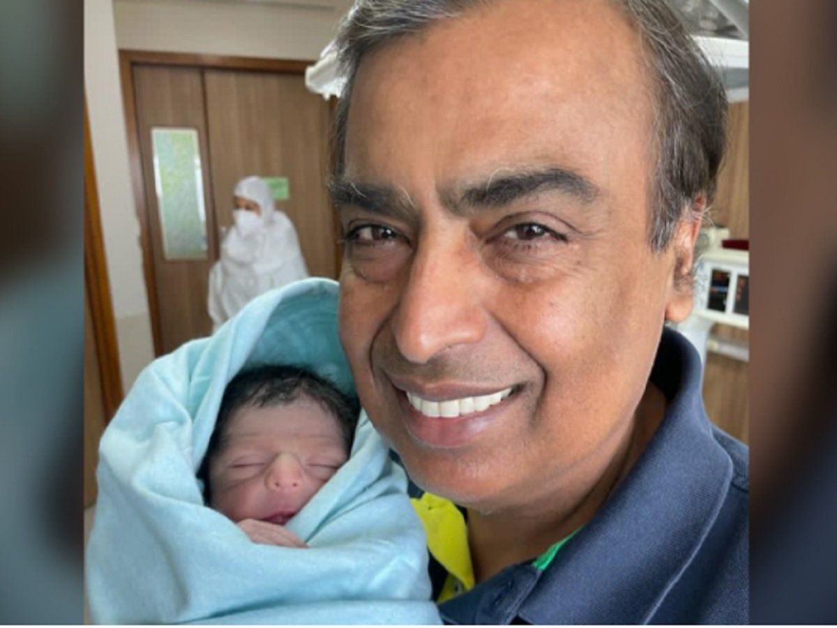 Mukesh Ambani, दादा बने मुकेश अंबानी, नवजात शिशु के साथ सामने आई फोटो Mukesh Ambani becomes grandfather photo with newborn baby | Business